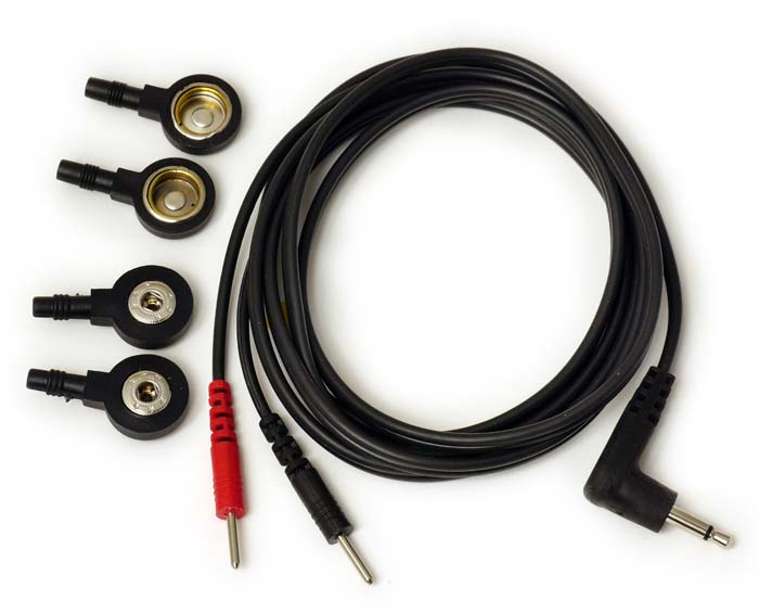 Ein schwarzes, zusammengerolltes Kabel mit rotem und schwarzem Stecker für die Frequenztherapie mit Diamond Shield Zapper. Daneben vier schwarz-silberne Adapter, die man auf das Kabel stecken kann