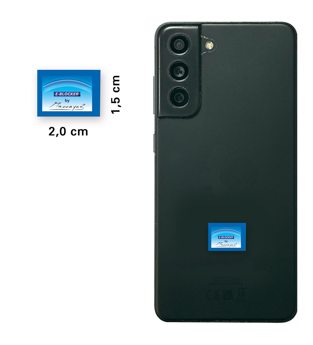 Vor weissem Hintergrund sieht man die Rückseite eines schwarzen Smartphones mit einem kleinen blauen Etikett, daß auch nochmal links neben dem Handy steht