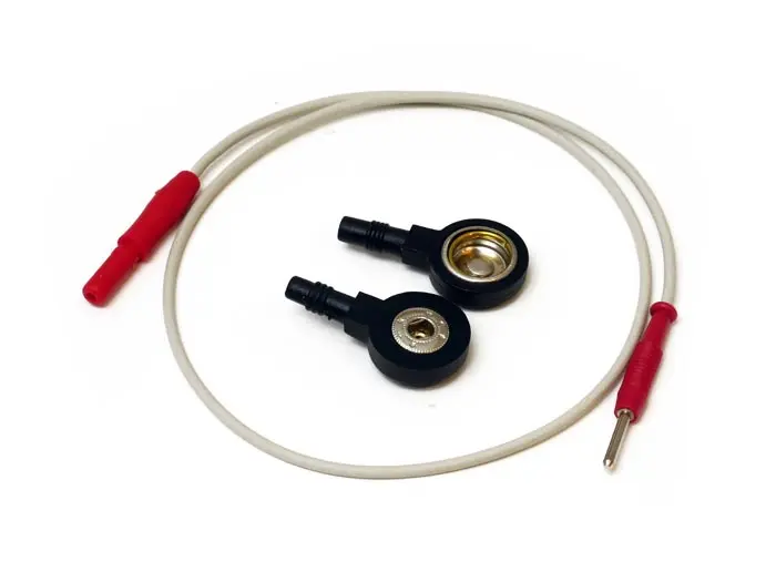 Ein kurzes, graues Kabel mit zwei unterschiedlichen roten Steckern liegt zusammengerollt, in der Mitte zwei schwarz-silberne Druckknopf-Adapter