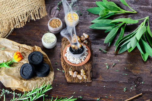 Räucherkohle bei der sicheren Anwendung