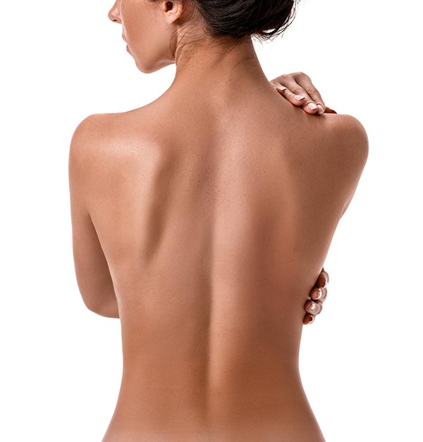 Der nackte Rücken einer Frau vor weissem Hintergrund. Massiert mit dem Chi-Gerät