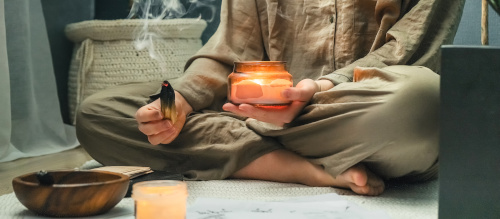 Palo Santo bei einer Zeremonie mit Kerze