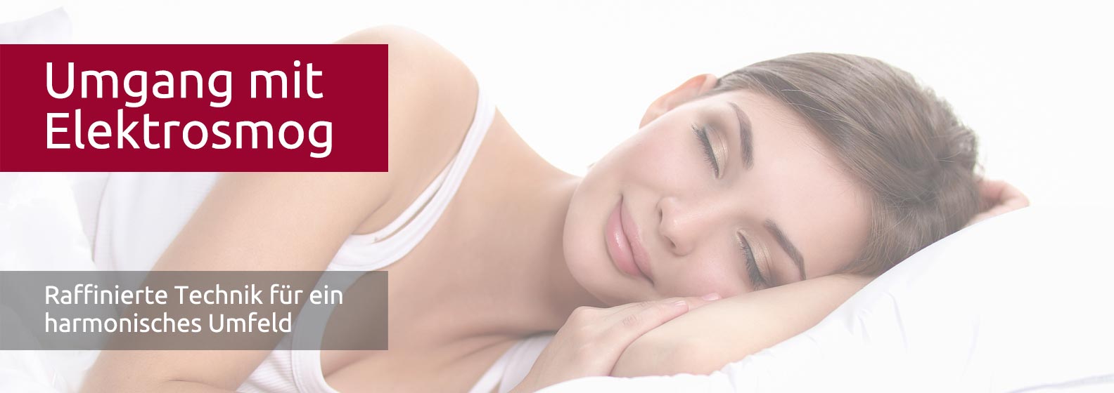 Eine schlafende, leicht lächelnde Frau liegt auf weisser Bettwäsche, Hintergrund weiss