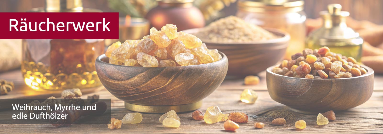 Drei Holzschalen, gefüllt mit goldgelben Harzperlen, mehrere Glasbehälter mit Ölen, der Hintergrund unscharf