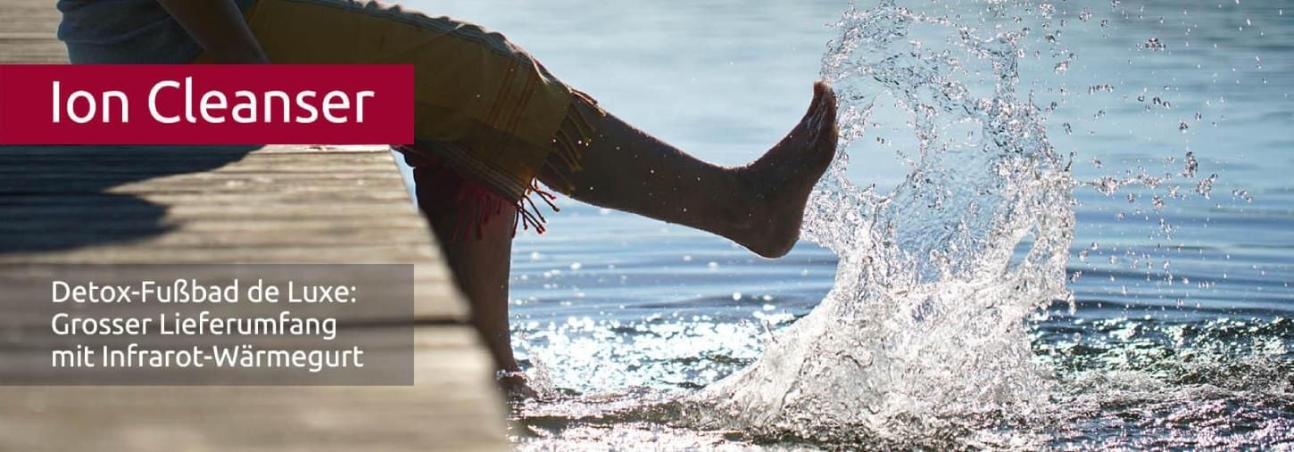 Füße plantschen im Wasser, das in der Sonne glitzert