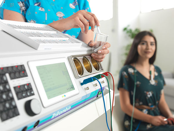 Trikombin in Anwendung mit Klientin