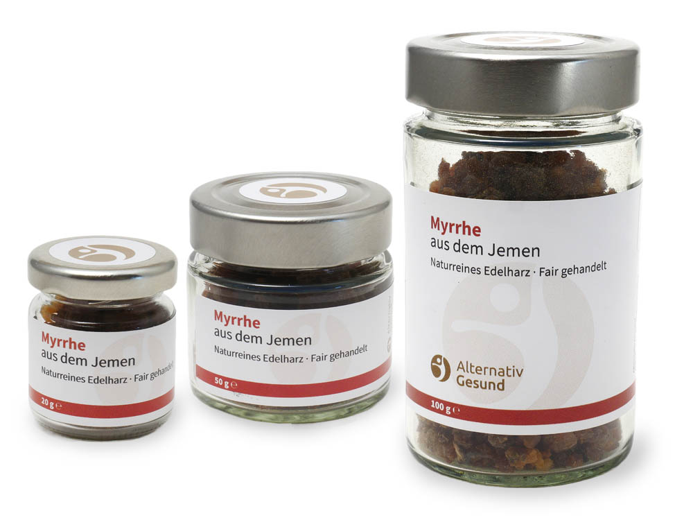 Vor weissem Hintergrund drei unterschiedlich grosse Schraubgläser mit der Aufschrift Myrrhe