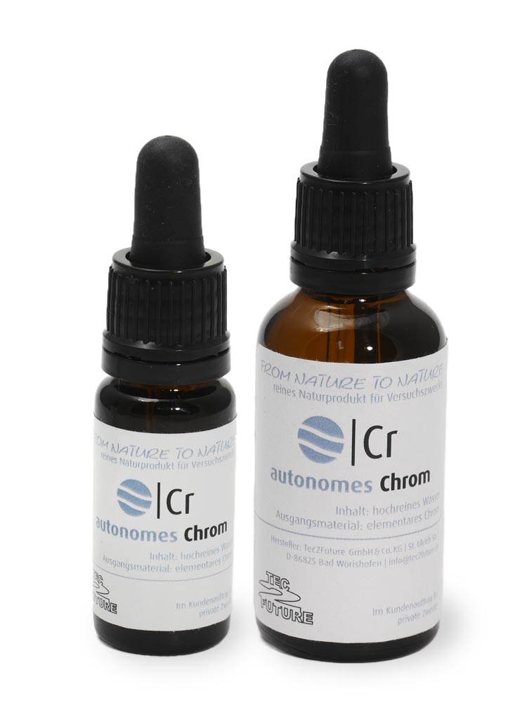 Vor weissem Hingergrund zwei verschieden grosse, braune Glasflaschen mit schwarzem Pipettenverschluss, links die kleinere, auf jeder Flasche ein weisses Etikett mit der Aufschrift "autonomes Chrom"