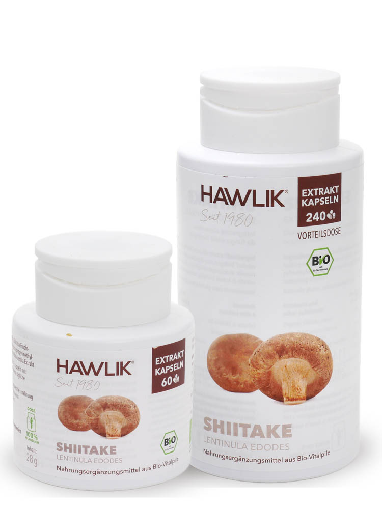 Vor weissem Hintergrund zwei weisse Kunststoffdosen - links die kleine, rechts die grosse Dose, darauf Etiketten mit der Aufschrift Shiitake