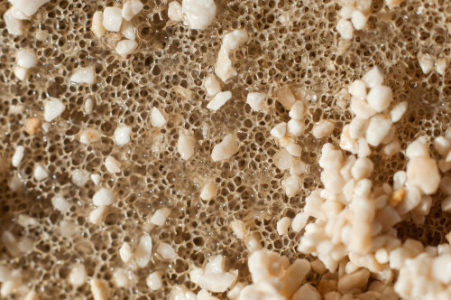 Zeolith wirkt durch seine Schwamm-Struktur