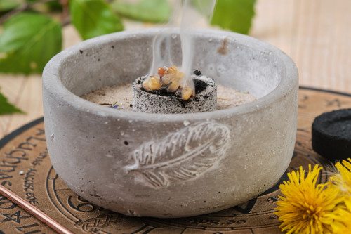 Verwendung von Räuchersand in einer Schale