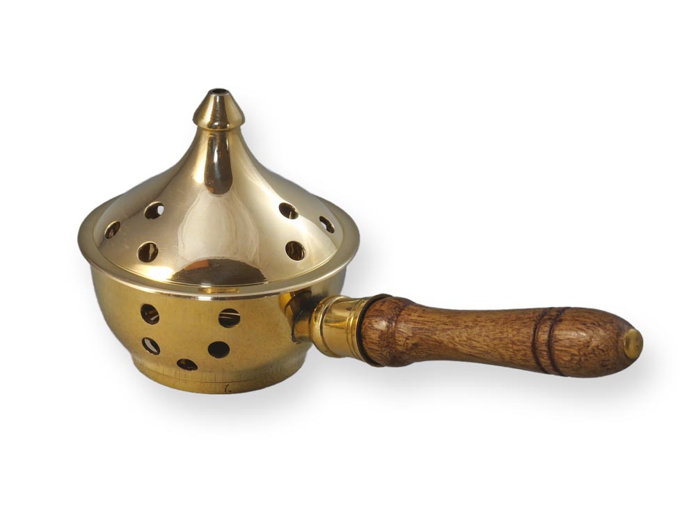 Vor weissem Hintergrund ein goldfarbenes Räuchergefäss mit spitzem Deckel und Holzgriff