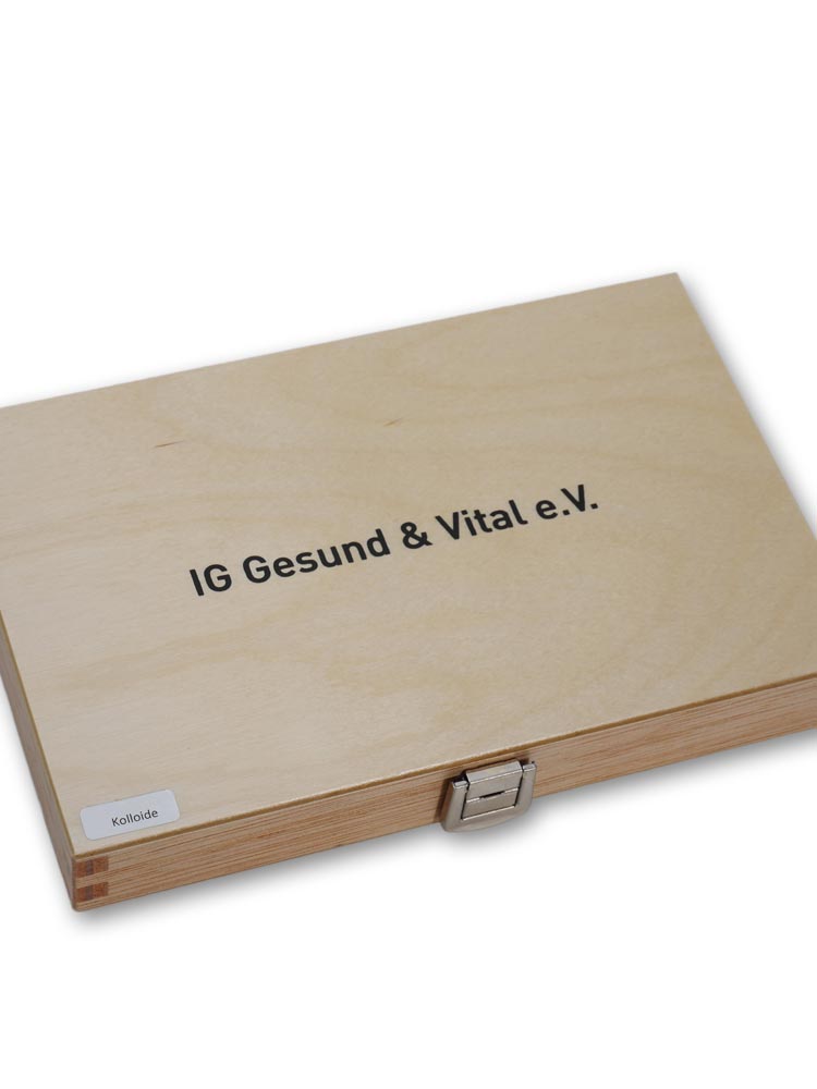 Testkasten Kolloide - geschlossen - Stabiler kleiner Holzkoffer aus edlem Sperrholz mit Klappdeckel und Schnappverschluss - Testsatz enthält alle 36 Kolloide und 1 ozonisiertes Olivenöl 