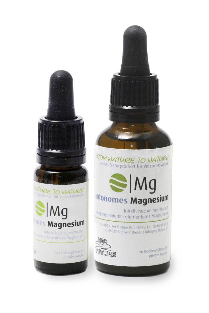 Vor weissem Hingergrund zwei verschieden grosse, braune Glasflaschen mit schwarzem Pipettenverschluss, links die kleinere, auf jeder Flasche ein weisses Etikett mit der Aufschrift "autonomes Magnesium"