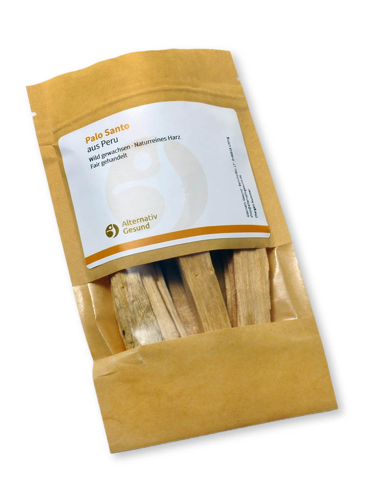 Eine beige-gelbe Papiertasche mit Sichtfenster, durch das man mehrere Palo santo Holzstücke sieht