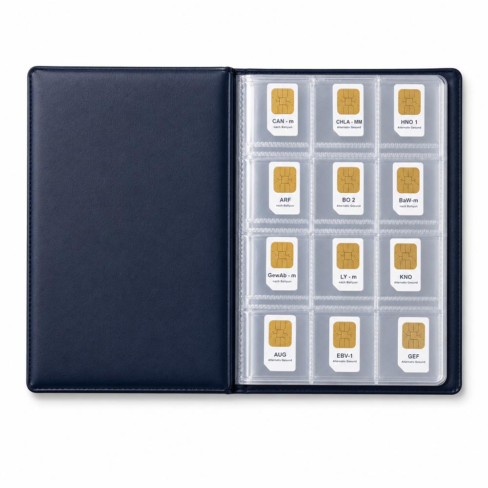 Geöffnete dunkelblaue Chipcard-Mappe von Alternativ Gesund mit transparenten Einsteckfächern und zwölf sichtbaren goldfarbenen Frequenz-Chipcards auf weißem Hintergrund.