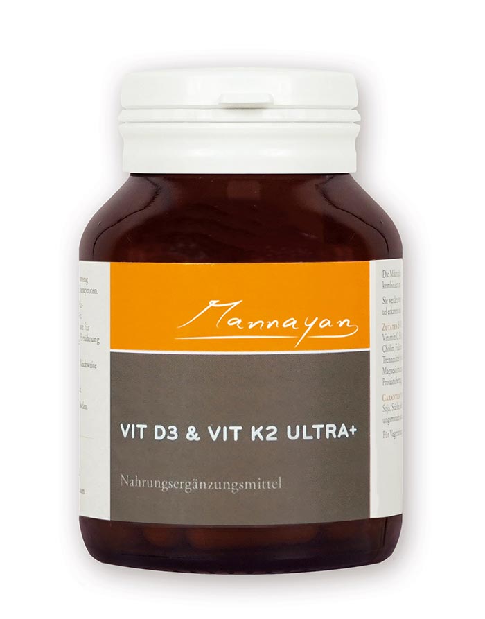 Vor weissem Hintergrund eine braune, niedrige Glasflasche mit braun-orangem Etikett