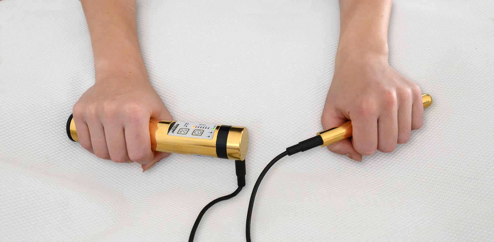 Powertube gold in Anwendung mit zwei Händen