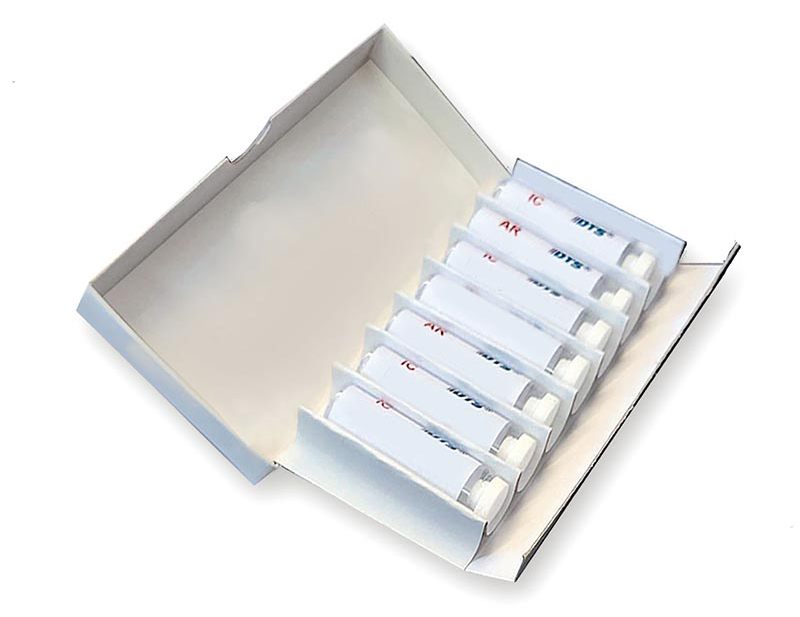 29 verschiedene Ampullensätze wurden für das DDZap entwickelt, man kann sie per Email bei uns bestellen Vor weissem Hintergrund eine flache, weisse Schachtel mit sieben Ampullen darin, jede davon mit einem weissen Etikett beklebt