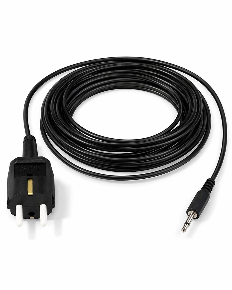 Langes schwarzes Kabel aufgerollt mit schwarzen Anschluss-Steckern, einem kleinen und einem großen, vor weissem Hintergrund. Diamond Shield Zapper Erdungskabel mit Stecker 