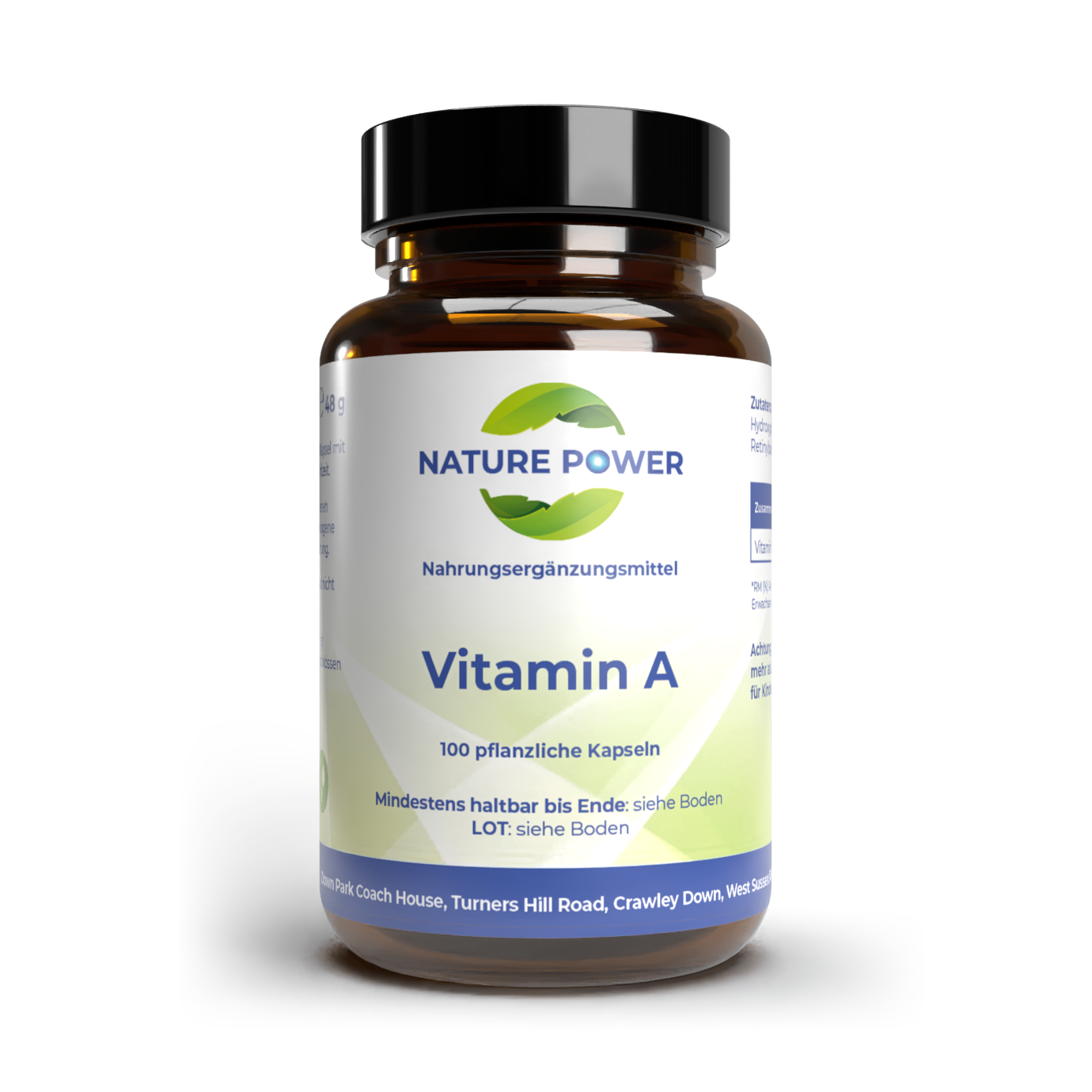 Vor weissem Hintergrund eine braune Weithals-Glasflasche mit weiss-blau-grünem Etikett, auf dem steht Vitamin A