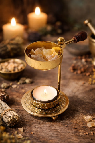 Räucherstövchen umgeben von Räucherwerk