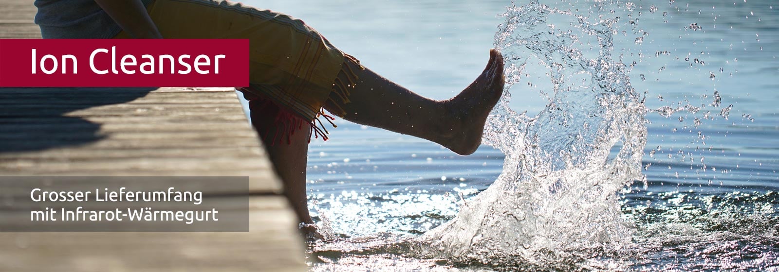 Füße plantschen im Wasser, das in der Sonne glitzert