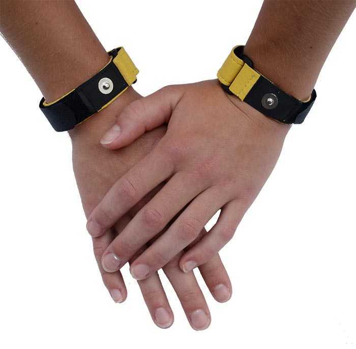Zwei Hände, an deren Handgelenken gelb-schwarze Handgelenkbänder befestigt sind