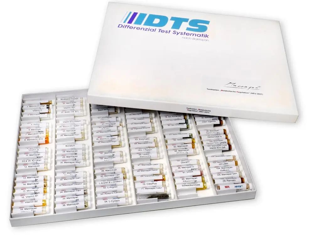 Eine flache, weisse Schachtel, der Deckel liegt beiseite und man sieht den Inhalt: 111 Testampullen, angeordnet in Reihen