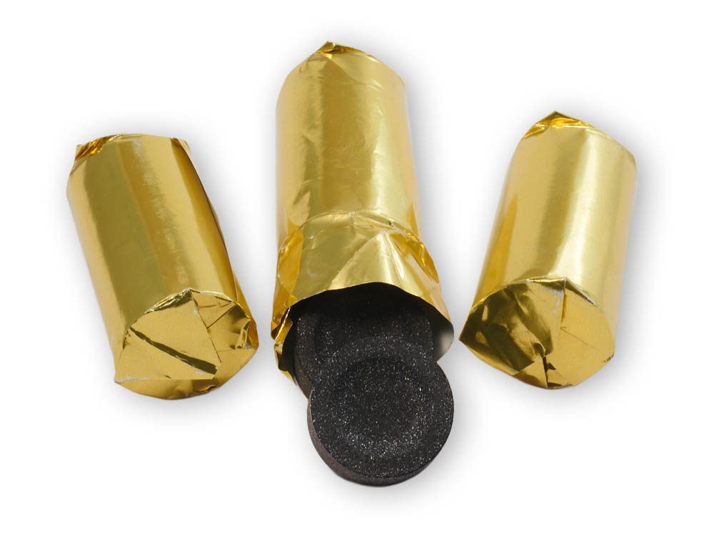 Vor weissem Hintergrund drei goldene Rollen, die mittlere ist offen und zeigt zwei Stücke runde Räucherkohle
