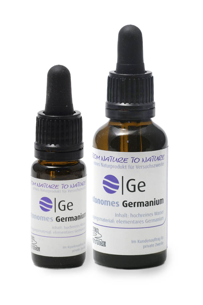 Vor weissem Hingergrund zwei verschieden grosse, braune Glasflaschen mit schwarzem Pipettenverschluss, links die kleinere, auf jeder Flasche ein weisses Etikett mit der Aufschrift "autonomes Germanium"