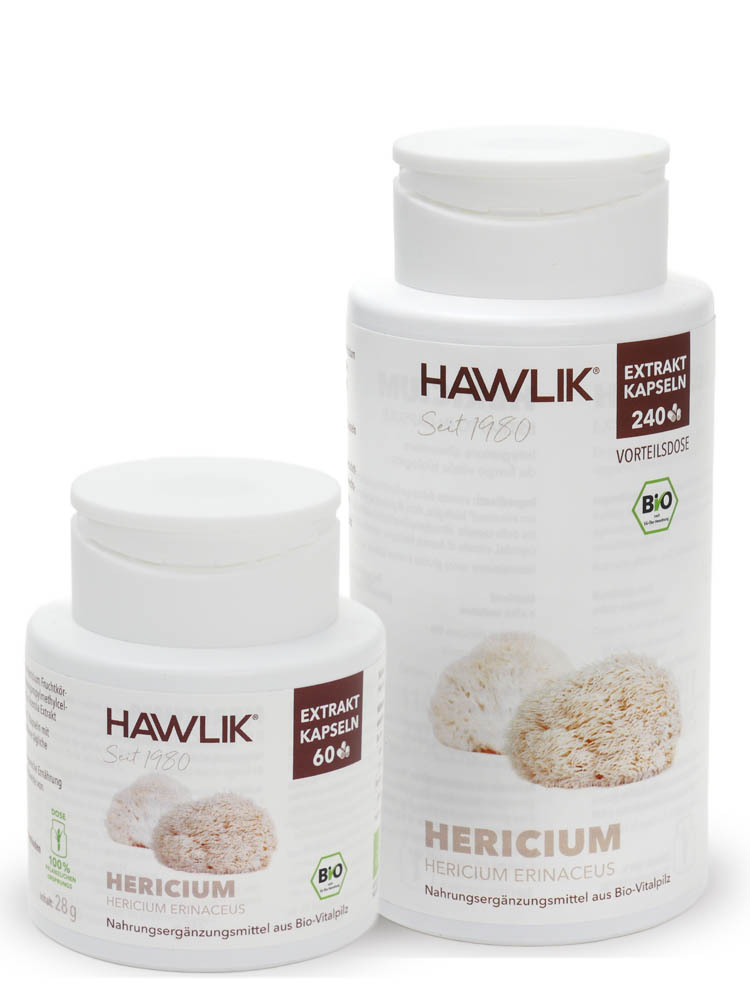 Vor weissem Hintergrund zwei weisse Kunststoffdosen - links die kleine, rechts die grosse Dose, darauf Etiketten mit der Aufschrift Hericium