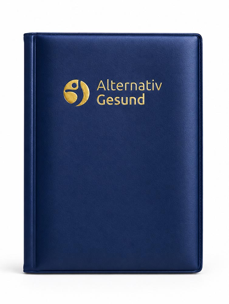 Geschlossene dunkelblaue Chipcard-Mappe von Alternativ Gesund in gerader Frontansicht mit goldfarbenem Logo und Schriftzug auf weißem Hintergrund.
