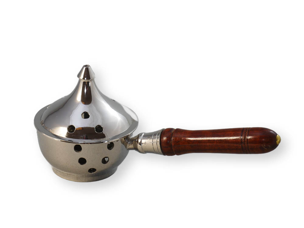 Vor weissem Hintergrund ein silberfarbenes Räuchergefäss mit spitzem Deckel und Holzgriff