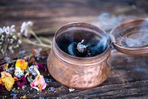 Räucherkohle richtig anwenden