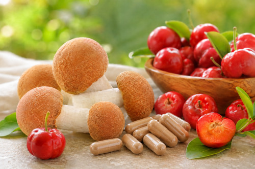 Agaricus Vitalpilze und Kapseln neben Acerolakirschen (KI-Bild)