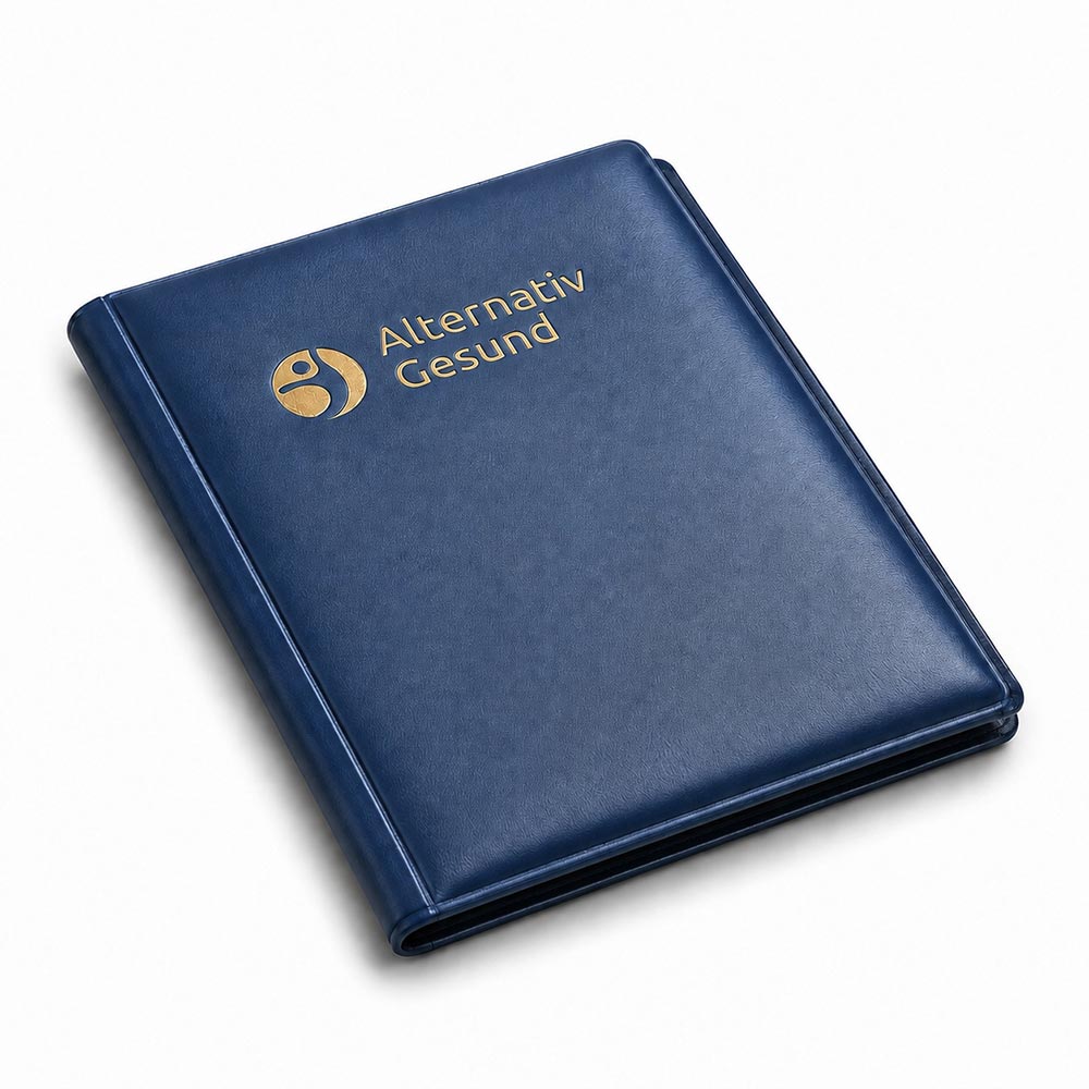 Dunkelblaue Chipcard-Mappe von Alternativ Gesund mit goldfarbenem Logo und Schriftzug, geschlossen in schräger Perspektive auf weißem Hintergrund.