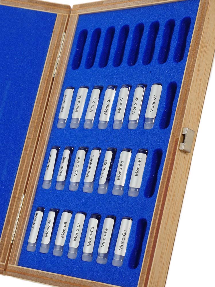 Stabiler, schöner Testkasten aus Sperrholz mit blauer Schaumstoffeinlage und 21 kleinen Ampullen darin