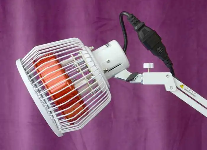 Der Therapiekopf der TDP-Lampe ist beweglich und kann die heilende Wärme an alle Stellen des Körpers strahlen