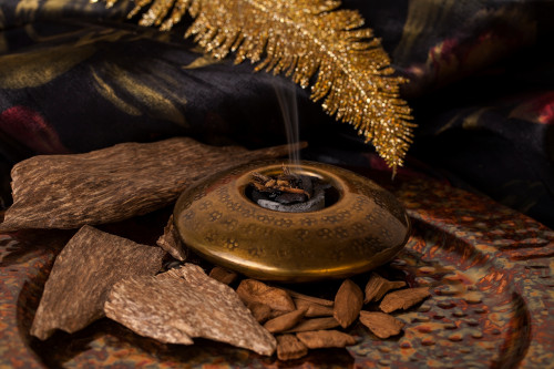 Wohlduftendes Adlerholz beim Räuchern in einer Räucherschale