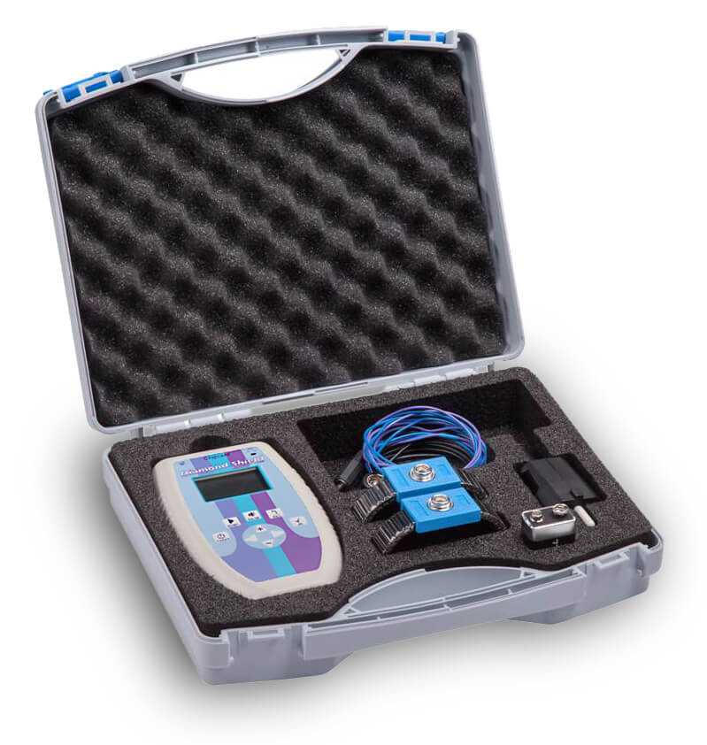 Der bläuliche Diamond Shield IE Zapper liegt im Koffer mit Kabeln, Batterie und 2 Handgelenkmanschetten