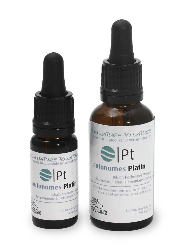 Vor weissem Hingergrund zwei verschieden grosse, braune Glasflaschen mit schwarzem Pipettenverschluss, links die kleinere, auf jeder Flasche ein weisses Etikett mit der Aufschrift "autonomes Platin"