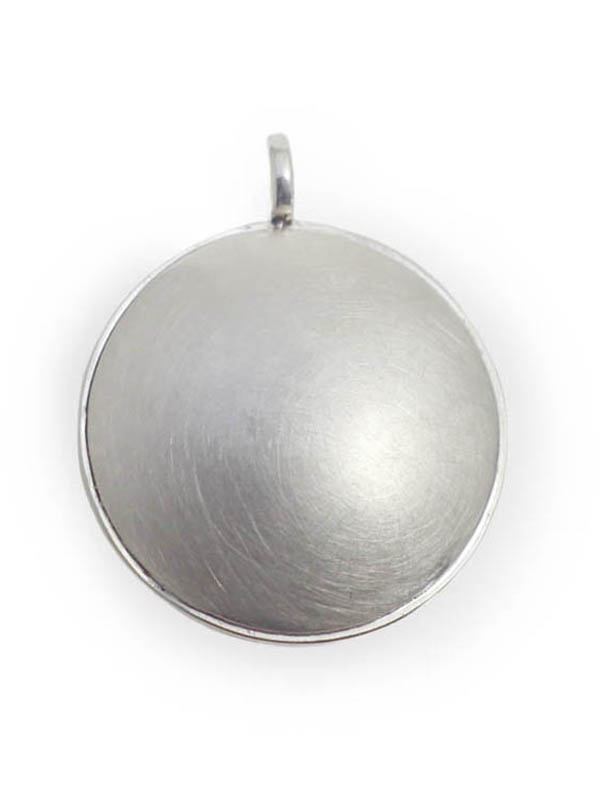 Vor weissem Hintergrund ein rundes, silbernes Amulett mit glatter Oberfläche und Aufhänger oben