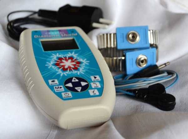 Vorschau: Diamond Shield Crystal Vorschau: Zapper Diamond Shield Crystal ein handliches Gerät mit Kabel und 2 Handgelenkmanschetten