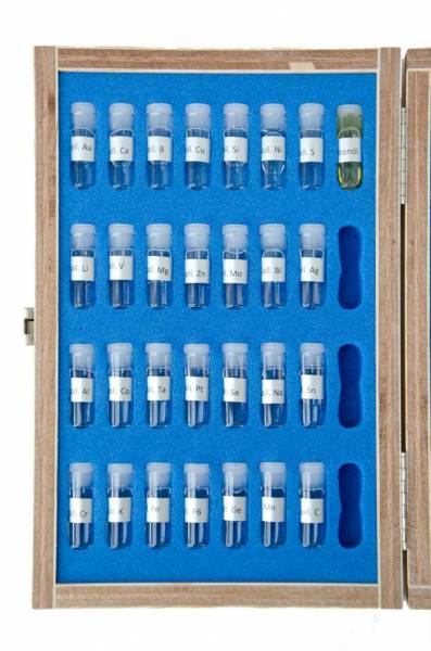 Vorschau: Testkasten mit 2ml-Proben Vorschau: Testkasten mit 2ml-Proben von 28 verschiedenen Kolloiden und ozonisiertes Olivenöl - offen