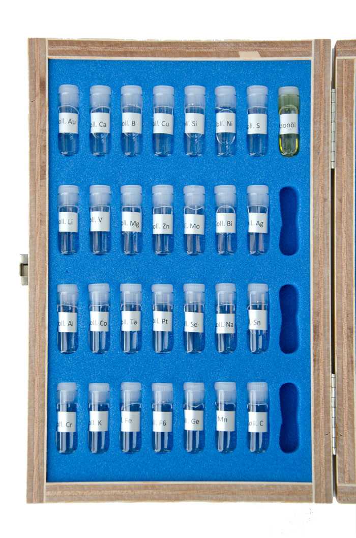 Ein kompletter Testkasten Kolloide - enthält 28 verschiedenen Kolloiden und eine Probe ozonisiertes Olivenöl 2ml-Ampullen von in in höchster Reinheit - liegen in blauer Schaumstoffeinlage