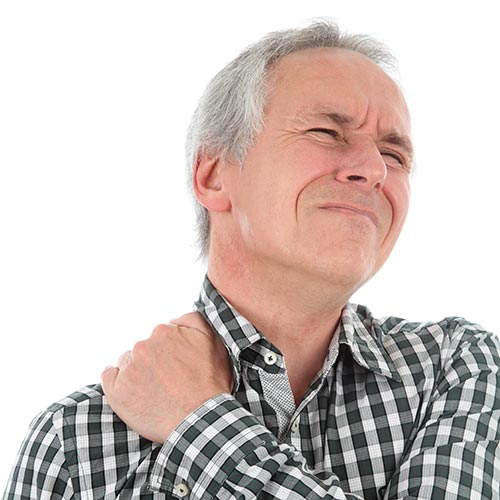 Ein Mann im karierten Hemd hält sich mit schmerzverzerrtem Gesicht die Schulter - Magnesiumöl könnte ihm helfen