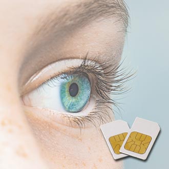 Nahaufnahme-Foto eines blau-grünen Auges mit dichten, langen Wimpern