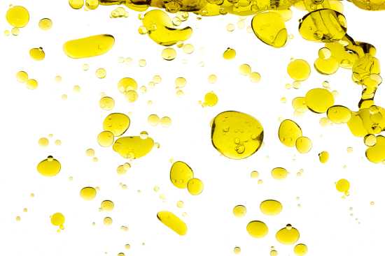 Tropfen des hochqualitativen ozonisiertem Olivenoel für die Gesundheit des ganzen Körpers
