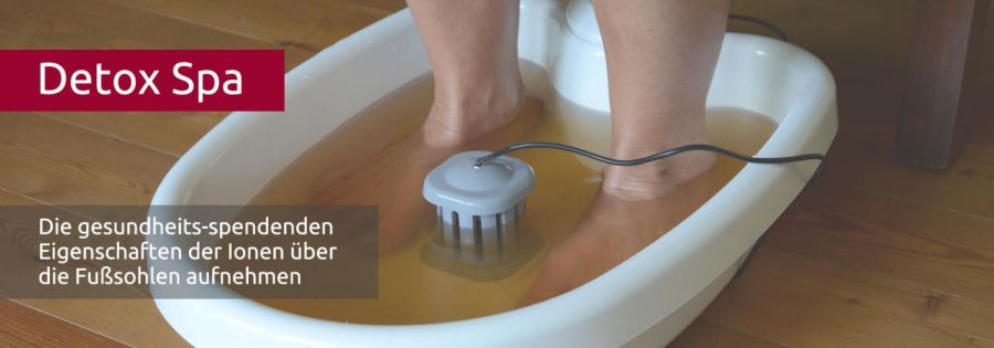 Zwei Füsse in einer Wanne mit bräunlichem Wasser - das ist die Entgiftung mit Detox Fußbad